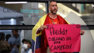 Un fan de Freddy Rincón muestra su apoyo en la puerta del hospital. (AFP)
