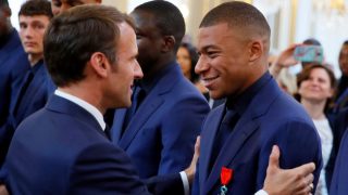 Kylian Mbappé y Emmanuel Macron. (AFP)