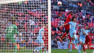 Konaté remata para marcar el primer gol del Liverpool. (Getty)