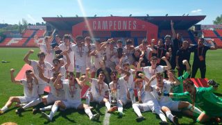 El Real Madrid celebra la Copa del Rey juvenil.