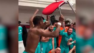 Alaba vuelve a levantar una silla para celebrar media Liga del Real Madrid.