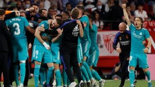 Los jugadores del Real Madrid celebran la victoria ante el Sevilla. (EFE)