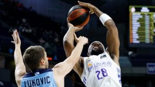 Yabusele intenta anotar ante Lukovic (ACB Photo)