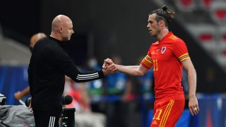 Gareth Bale y Robert Page se saludan en un partido de Gales. (Getty)