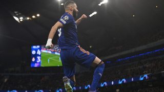 Benzema celebra un gol ante el City. (AFP)