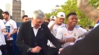Ancelotti bailó con los brasileños del Real Madrid.