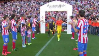 La plantilla del Atlético, haciendo el pasillo al Barça en el Calderón.