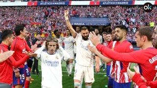 Los jugadores del Atlético de Madrid hacen pasillo a los del Real Madrid en el derbi.