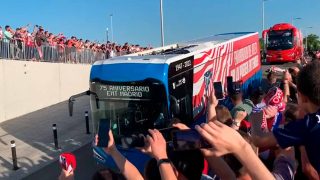 Aficionados del Atlético de Madrid empujando a los jugadores