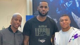 El peluquero Tchaga, con Mbappé y LeBron James. (IG)