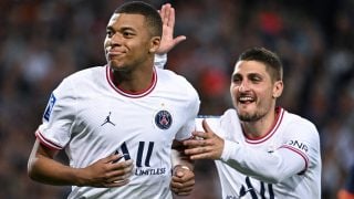 Marco Verratti celebra un gol de Kylian Mbappé esta temporada. (AFP)