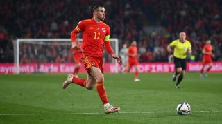 Gareth Bale conduce un balón en un partido con Gales. (GETTY)