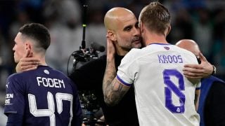 Pep Guardiola y Toni Kroos se saludan tras el último Real Madrid – Manchester City de Champions League. (AFP)