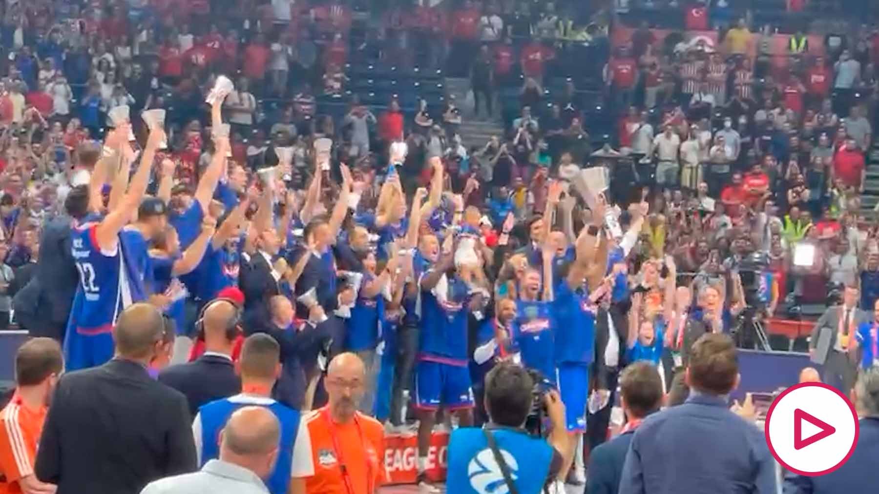 Los Jugadores Del Real Madrid Esperaron En La Pista A Que Efes ...