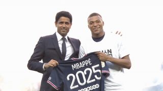 Al Khelaifi y Kylian Mbappé posan anunciando la renovación del jugador hasta 2025.