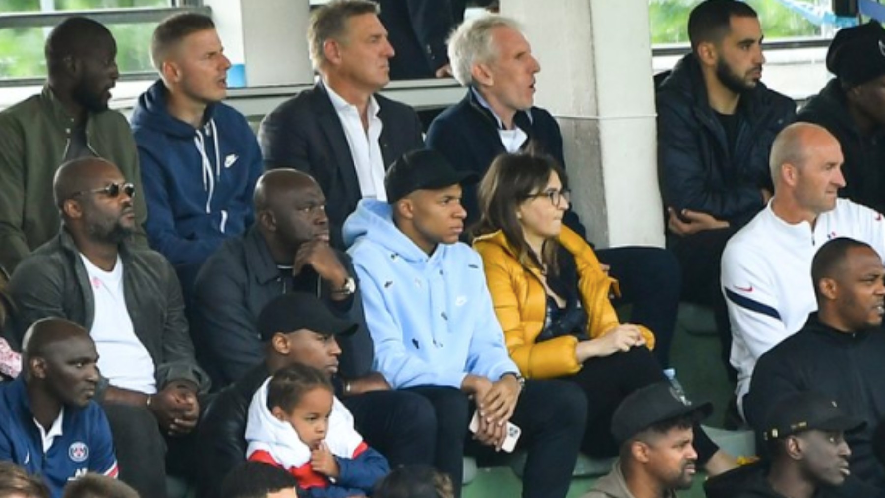 Mbappé se deja ver junto a su madre en un partido de la cantera del PSG