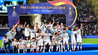 Los jugadores del Real Madrid levantan el título de campeones del mundo en 2018. (AFP)