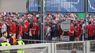 Aficionados del Liverpool atrapados en los accesos al estadio. (AFP)