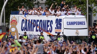 Los jugadores del Real Madrid, en el bus a su llegada a Cibeles. (Getty)