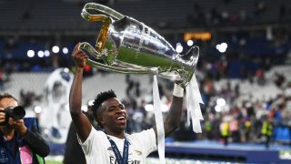 Vinicius levanta la Champions. (AFP)