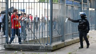 La policía francesa lanzando gas pimienta. (Getty)