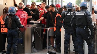 La Gendarmería ante la afición del Liverpool colapsada en la entrada al Stade de France. (Getty)
