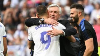 Karim Benzema abraza a Carlo Ancelotti. (AFP)