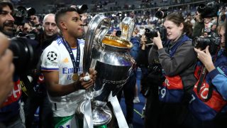 Rodrygo con la Copa de la Champions.