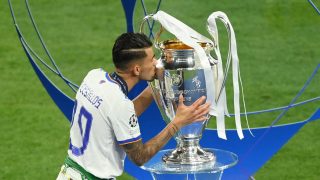 Ceballos besa el trofeo de la Champions League (Getty)