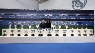 Marcelo posa junto a Florentino Pérez y los 25 títulos que ha conquistado en el Real Madrid. (realmadrid.com)
