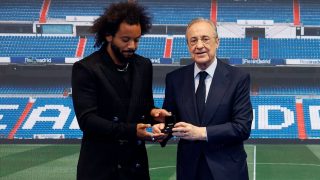 Florentino le entrega una insignia a Marcelo en su despedida. (realmadrid.com)
