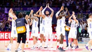 Los jugadores del Real Madrid celebran con el público. (ACB Photo)