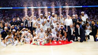 Los jugadores y el cuerpo técnico del Real Madrid, con el título de Liga. (ACB Photo)