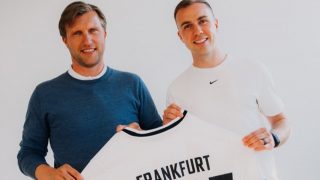 Gotze posa con la camiseta del Eintracht.