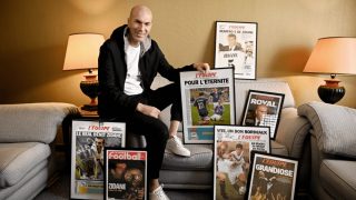 Zinedine Zidane posa con las portadas de L’Equipe.