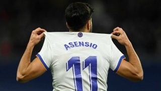 Marco Asensio se señala su dorsal tras marcar un gol con el Real Madrid (AFP)