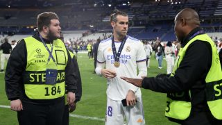 Gareth Bale, con la seguridad tras la final de la Champions. (Getty)