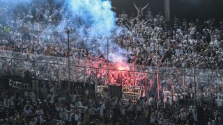 La afición del Eintracht celebrando el triunfo en el Camp Nou. (Getty)
