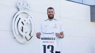 Sergio Rodríguez posa con la camiseta del Real Madrid.