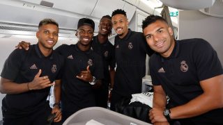 Los jugadores del Real Madrid, en el avión. (realmadrid.com