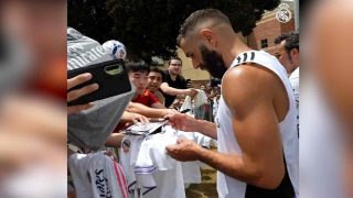 Karim Benzema firmando autógrafos.