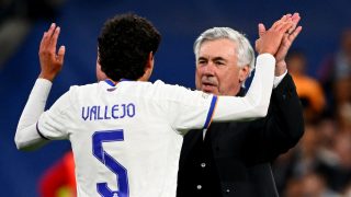Jesús Vallejo saluda a Ancelotti. (AFP)