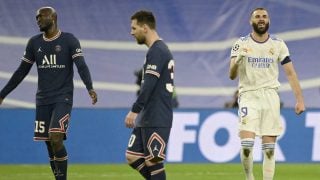 Benzema celebra uno de sus goles ante el PSG en Champions en el Santiago Bernabéu (AFP)