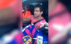Madridismo en estado puro: piden a Carlos Sainz firmar una camiseta del Barça y pasa esto