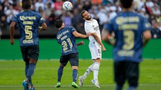 Nacho despeja de cabeza en el Real Madrid-América. (AFP)