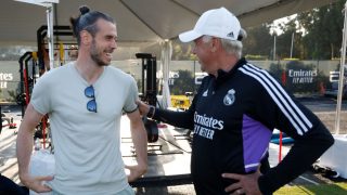 Gareth Bale charla con Ancelotti durante su visita al Real Madrid en UCLA. (realmadrid.com)