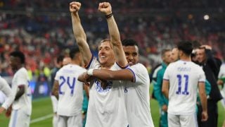 Rodrygo y Modric se abrazan tras ganar la Champions. (Getty)