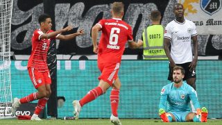 Trapp y Ndicka, hundidos tras un gol del Bayern. (AFP)