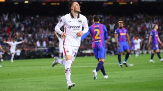 Filip Kostic celebra su gol en el Camp Nou (Getty)