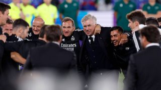 Ancelotti celebra la Supercopa con su cuerpo técnico. (Realmadrid.com)